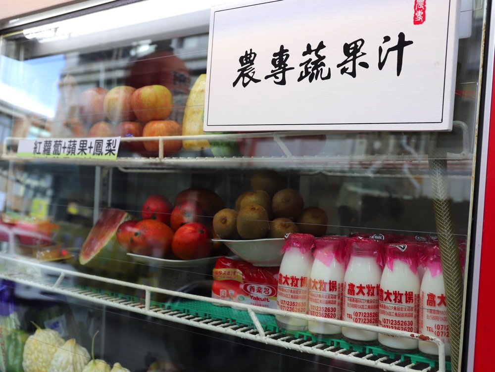 農專蔬果汁：台南巷弄的隱密水果店，在地人才知道的果汁老店/夏季限定的芒果冰大碗、又甜又美味