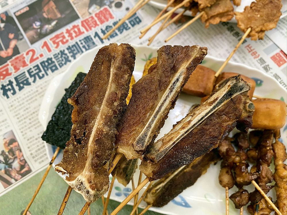 三兄弟串燒碳烤：台南超人氣宵夜！文南路的熱門串燒碳烤，每串只要15元，買十送一超划算/台南南區消夜推薦.銅板美食.宵夜.文南路美食