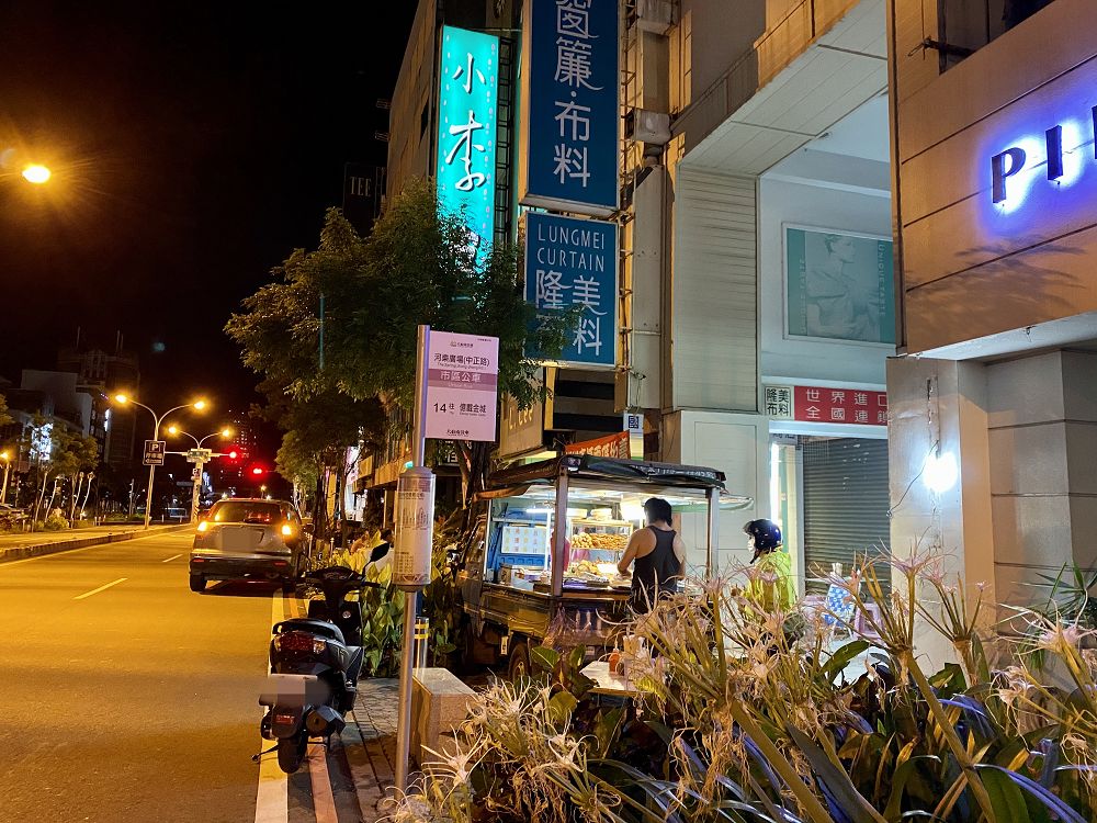 台南深夜食堂-在地人帶路美食｜中正路-無名藍色小攤車：只營業消夜時段的藍色貨車，路邊食堂專賣黑白切.關東煮.豬血湯等湯品