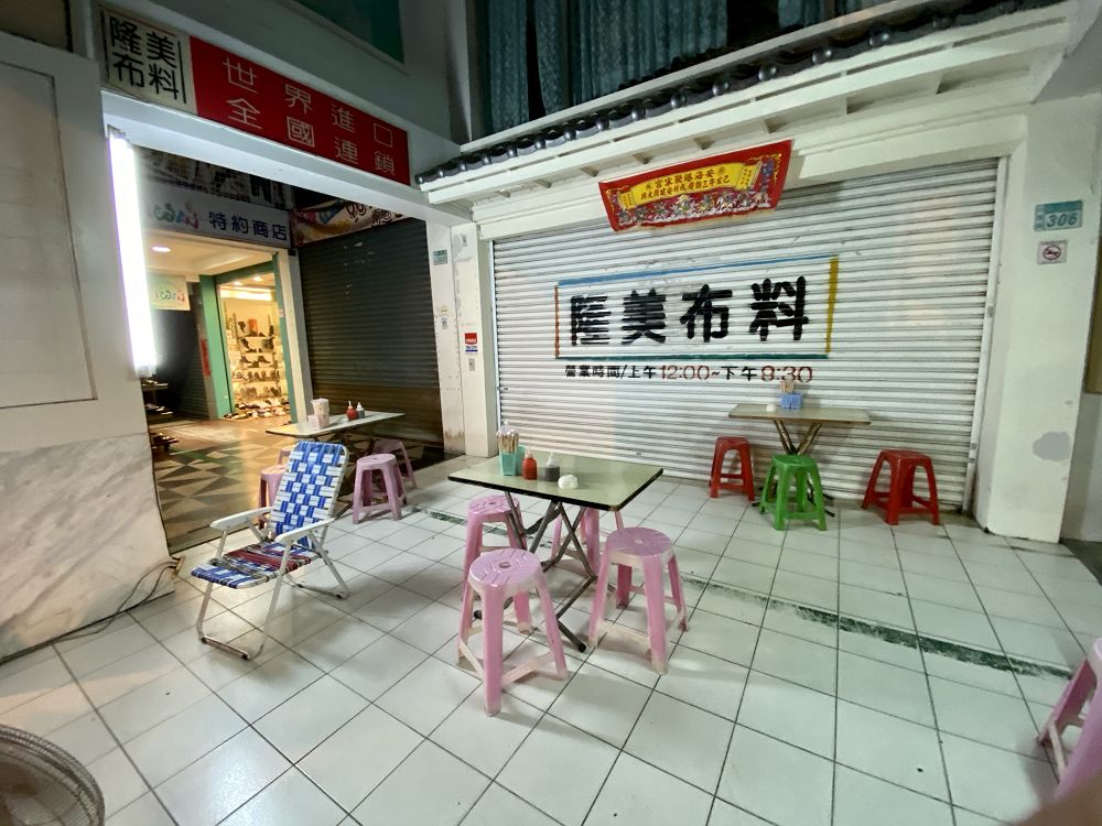 台南深夜食堂-在地人帶路美食｜中正路-無名藍色小攤車：只營業消夜時段的藍色貨車，路邊食堂專賣黑白切.關東煮.豬血湯等湯品