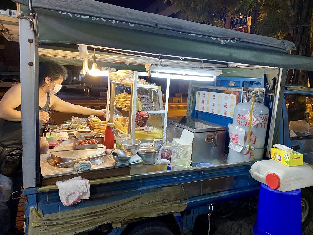 台南深夜食堂-在地人帶路美食｜中正路-無名藍色小攤車：只營業消夜時段的藍色貨車，路邊食堂專賣黑白切.關東煮.豬血湯等湯品