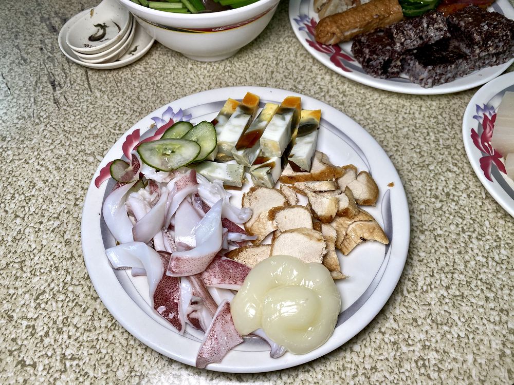 台南深夜食堂-在地人帶路美食｜中正路-無名藍色小攤車：只營業消夜時段的藍色貨車，路邊食堂專賣黑白切.關東煮.豬血湯等湯品