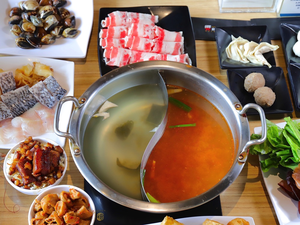 饗麻饗辣 台南永華旗艦店：台南CP值最高的火鍋自助吃到飽，一人只要不到500元就能盡情品嘗鴛鴦鍋麻辣鍋吃到飽/台南火鍋吃到飽｜嚴選安心食材現切肉品.七股無毒活跳蝦.東石大蛤蠣.安格斯牛肉任你吃｜近台南市政府.安平家樂福.永華路餐廳｜不定期推出新菜色＆打卡優惠