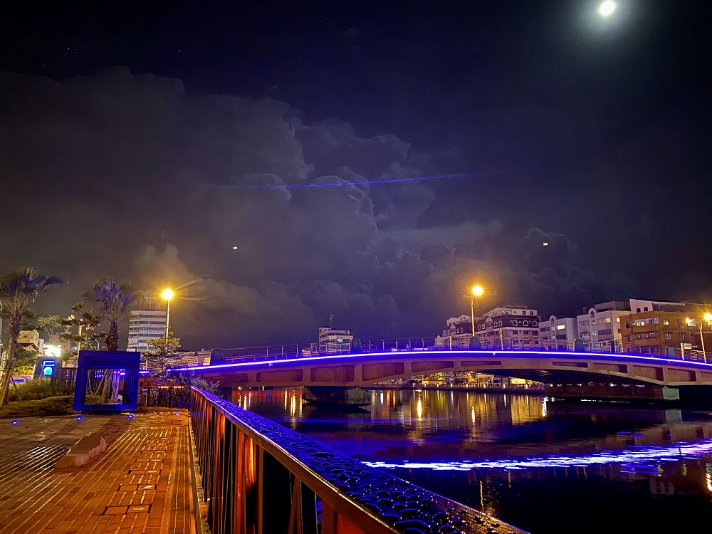 台南環河街廣場(廣8廣場)新樣貌，夜步金色河岸，好浪漫~讓你從河樂廣場一路逛來台南運河河畔!/台南環河街廣8水岸廊帶