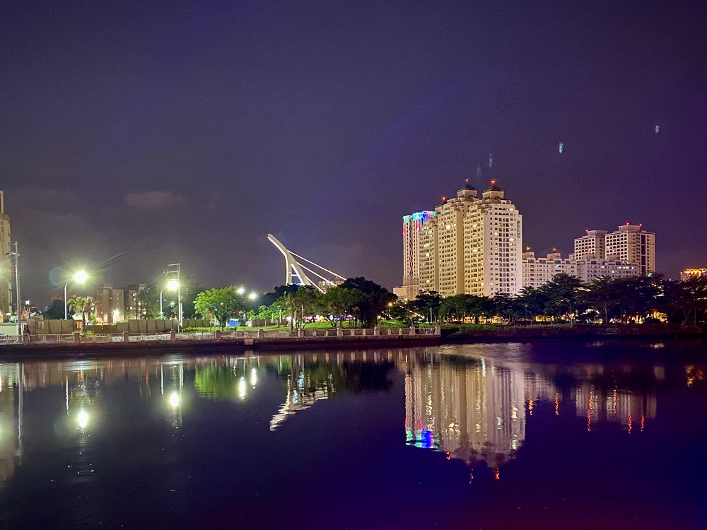 台南環河街廣場(廣8廣場)新樣貌，夜步金色河岸，好浪漫~讓你從河樂廣場一路逛來台南運河河畔!/台南環河街廣8水岸廊帶