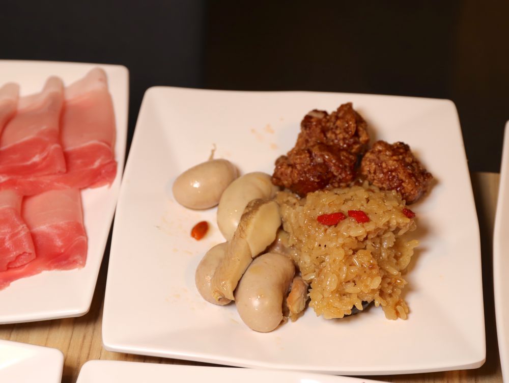 饗麻饗辣台南國賓旗艦店：東區旗艦店新開幕! 冬季限定-草莓系列菜色/雞佛上菜啦/本店限定-比利時蜂雪頌冰淇淋/全台排名前三名的必吃麻辣鴛鴦火鍋自助吃到飽/嚴選安心食材現切肉品.香草豬.安格斯牛.七股無毒活跳蝦.東石大蛤蠣任你吃