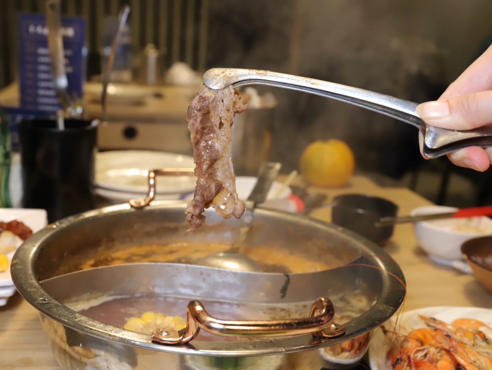 饗麻饗辣台南國賓旗艦店：東區旗艦店新開幕! 冬季限定-草莓系列菜色/雞佛上菜啦/本店限定-比利時蜂雪頌冰淇淋/全台排名前三名的必吃麻辣鴛鴦火鍋自助吃到飽/嚴選安心食材現切肉品.香草豬.安格斯牛.七股無毒活跳蝦.東石大蛤蠣任你吃