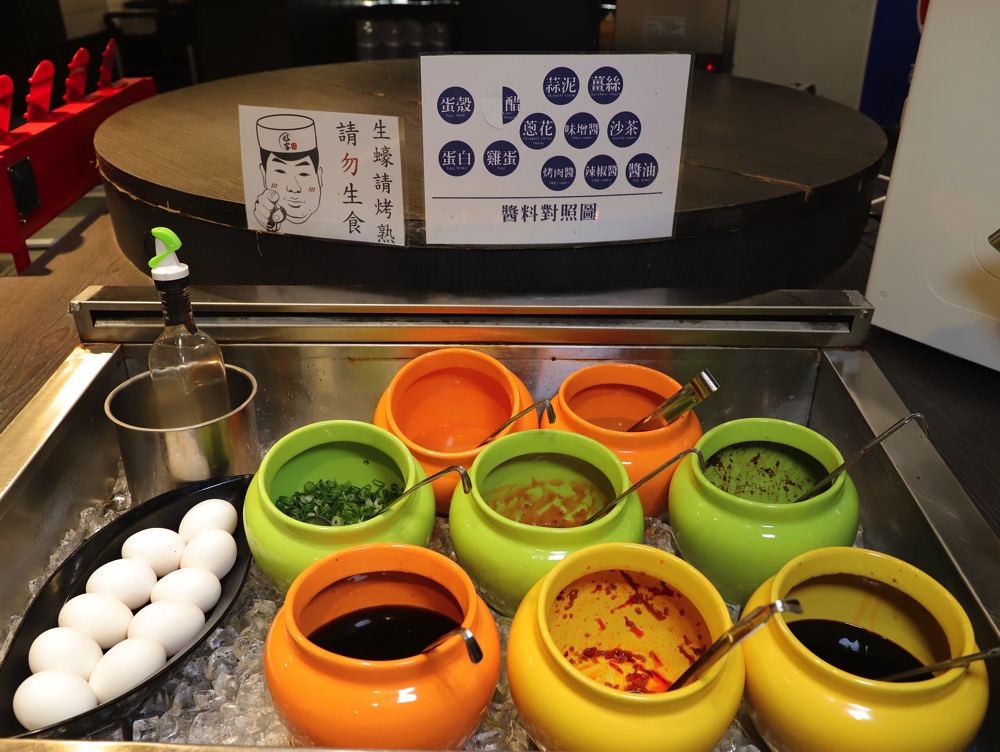 好客燒烤-台南Focus店：藏身台南火車站前百貨公司裡的吃到飽餐廳/唯一特色酒吧燒烤店/安格斯牛肉.干貝.澎湖生蠔.ColdStone冰淇淋任你吃/不分平假日燒肉火鍋吃到飽/消夜時段$459/還可加價升級高級海鮮和肉品只要$658