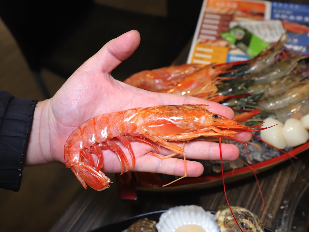 好客燒烤-台南Focus店：藏身台南火車站前百貨公司裡的吃到飽餐廳/唯一特色酒吧燒烤店/安格斯牛肉.干貝.澎湖生蠔.ColdStone冰淇淋任你吃/不分平假日燒肉火鍋吃到飽/消夜時段$459/還可加價升級高級海鮮和肉品只要$658