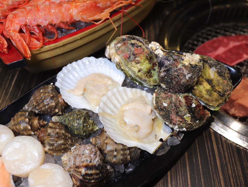 好客燒烤-台南Focus店：藏身台南火車站前百貨公司裡的吃到飽餐廳/唯一特色酒吧燒烤店/安格斯牛肉.干貝.澎湖生蠔.ColdStone冰淇淋任你吃/不分平假日燒肉火鍋吃到飽/消夜時段$459/還可加價升級高級海鮮和肉品只要$658