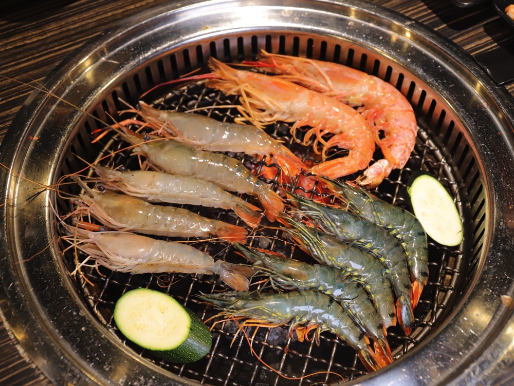 好客燒烤-台南Focus店：藏身台南火車站前百貨公司裡的吃到飽餐廳/唯一特色酒吧燒烤店/安格斯牛肉.干貝.澎湖生蠔.ColdStone冰淇淋任你吃/不分平假日燒肉火鍋吃到飽/消夜時段$459/還可加價升級高級海鮮和肉品只要$658
