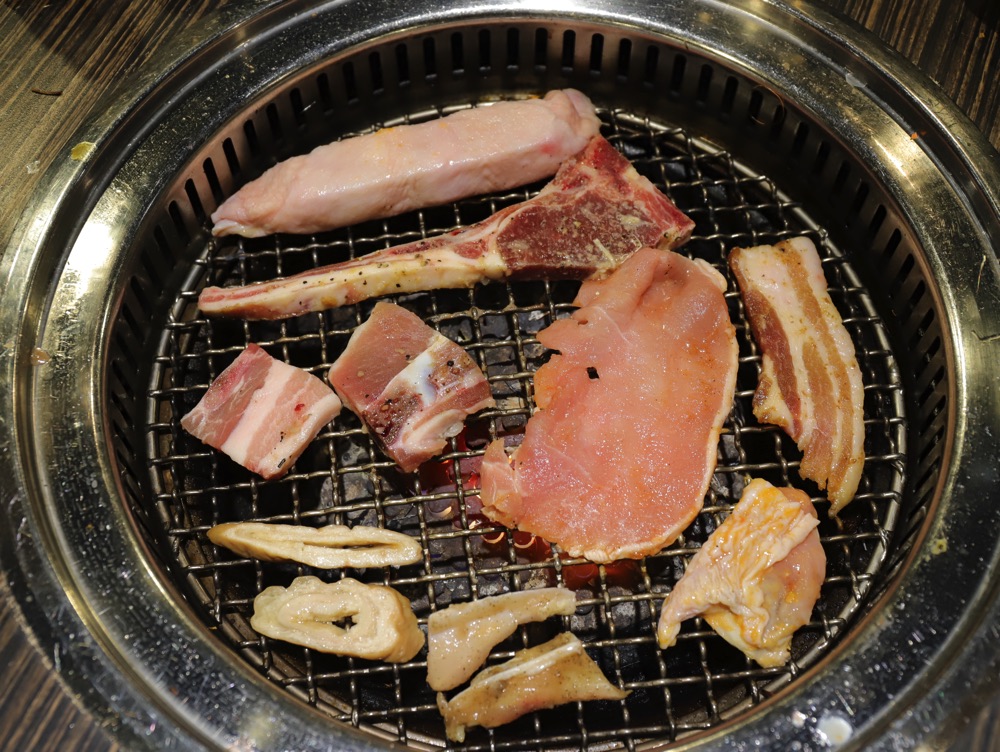 好客燒烤-台南Focus店：藏身台南火車站前百貨公司裡的吃到飽餐廳/唯一特色酒吧燒烤店/安格斯牛肉.干貝.澎湖生蠔.ColdStone冰淇淋任你吃/不分平假日燒肉火鍋吃到飽/消夜時段$459/還可加價升級高級海鮮和肉品只要$658