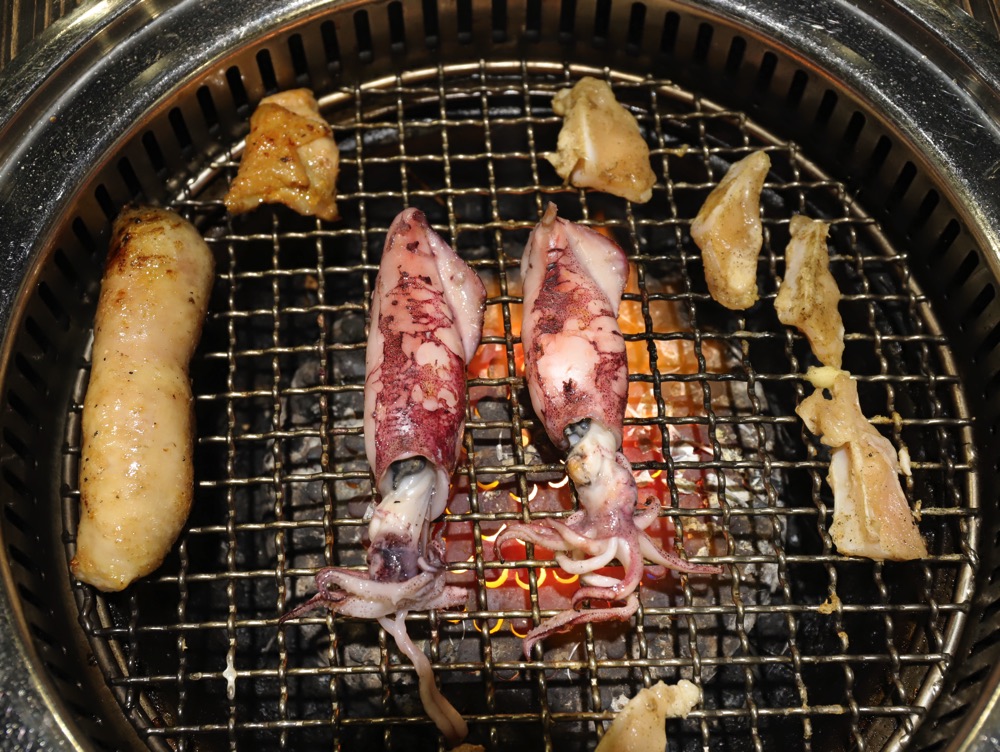 好客燒烤-台南Focus店：藏身台南火車站前百貨公司裡的吃到飽餐廳/唯一特色酒吧燒烤店/安格斯牛肉.干貝.澎湖生蠔.ColdStone冰淇淋任你吃/不分平假日燒肉火鍋吃到飽/消夜時段$459/還可加價升級高級海鮮和肉品只要$658