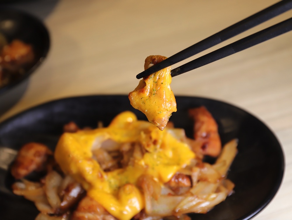敲之助 鉄板焼き • 牛丼 • 洋食：台南東區新開幕平價鐵板燒餐廳.給你不凡味蕾享受/主餐單點$99元起.送2道現炒青菜+湯品飲品無限享用/免服務費/近南紡購物中心