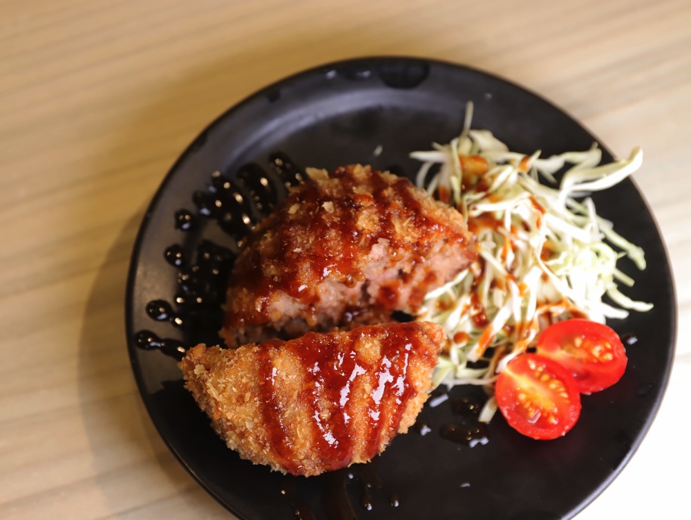敲之助 鉄板焼き • 牛丼 • 洋食：台南東區新開幕平價鐵板燒餐廳.給你不凡味蕾享受/主餐單點$99元起.送2道現炒青菜+湯品飲品無限享用/免服務費/近南紡購物中心