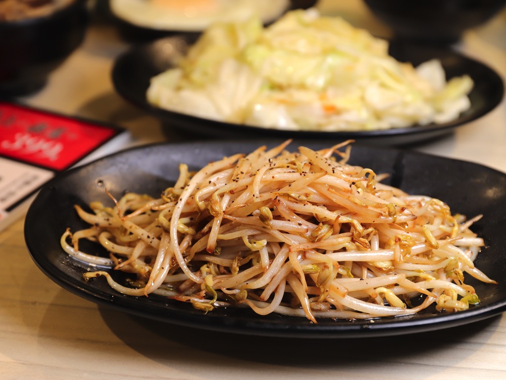敲之助 鉄板焼き • 牛丼 • 洋食：台南東區新開幕平價鐵板燒餐廳.給你不凡味蕾享受/主餐單點$99元起.送2道現炒青菜+湯品飲品無限享用/免服務費/近南紡購物中心