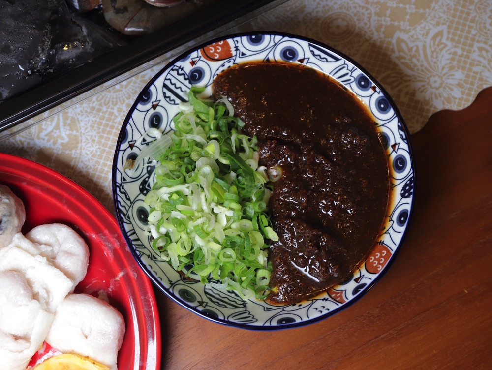 饗麻饗辣：台南麻辣鴛鴦火鍋霸主新推出防疫外帶套餐/吃飽飽四人套餐只要一千元/自備飲料瓶還能免費裝一公升飲料各兩瓶/