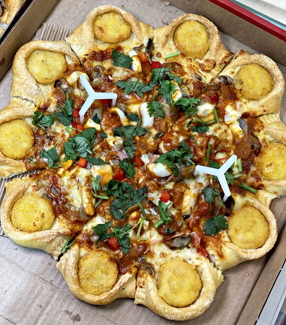必勝客 Pizza Hut Taiwan新推出泰式口味披薩，泰式酸辣湯和蝦餅的創意組合"泰"美味啦~外帶買大送大.推薦搭配星級白醬海鮮，料多味美很實在/期間限定/全台必勝客門市
