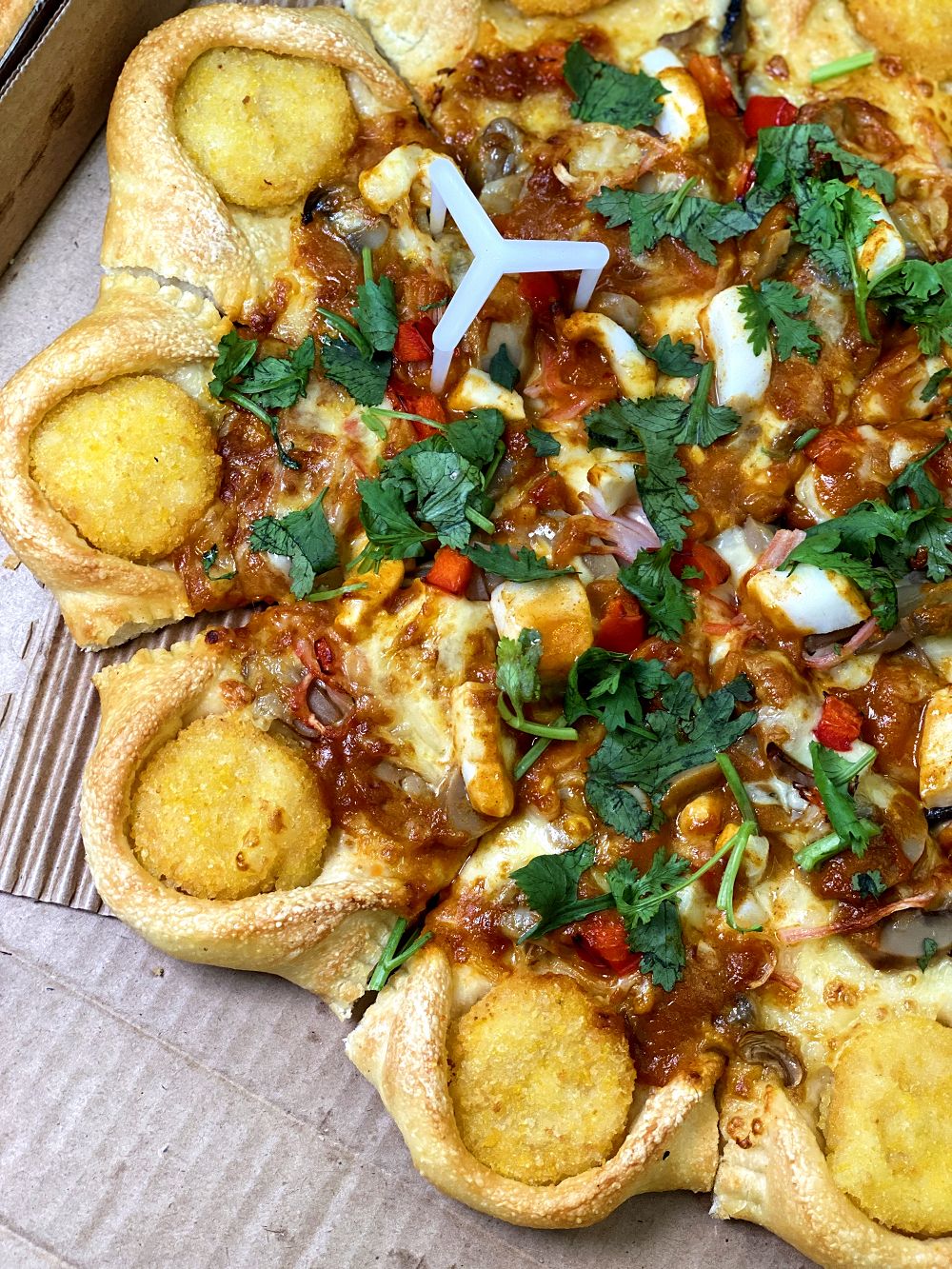 必勝客 Pizza Hut Taiwan新推出泰式口味披薩，泰式酸辣湯和蝦餅的創意組合"泰"美味啦~外帶買大送大.推薦搭配星級白醬海鮮，料多味美很實在/期間限定/全台必勝客門市