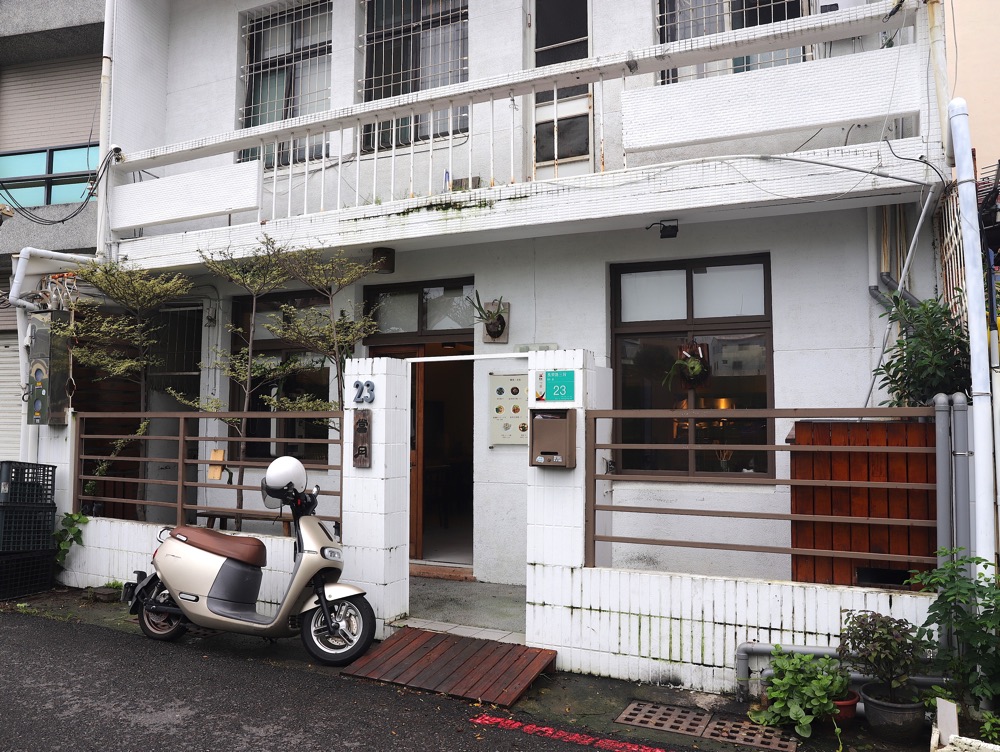 當月麵店：隱身於台南東區成功大學巷弄的純白文青麵店/自動化點餐機方便又安心/清爽家常美味麵館/水餃全台宅配