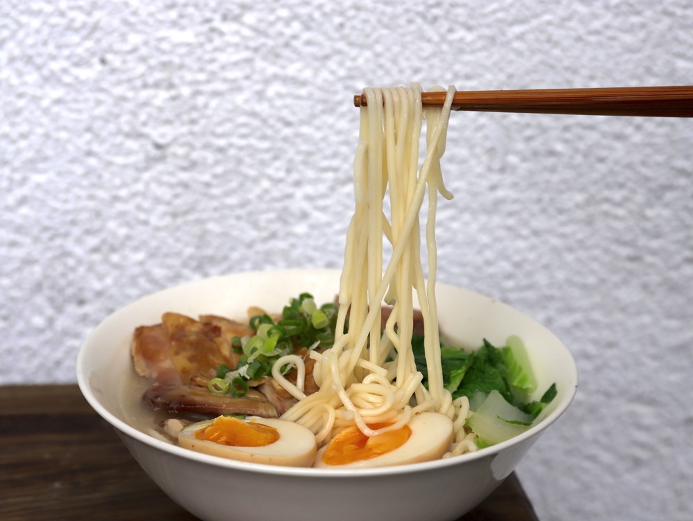當月麵店：隱身於台南東區成功大學巷弄的純白文青麵店/自動化點餐機方便又安心/清爽家常美味麵館/水餃全台宅配
