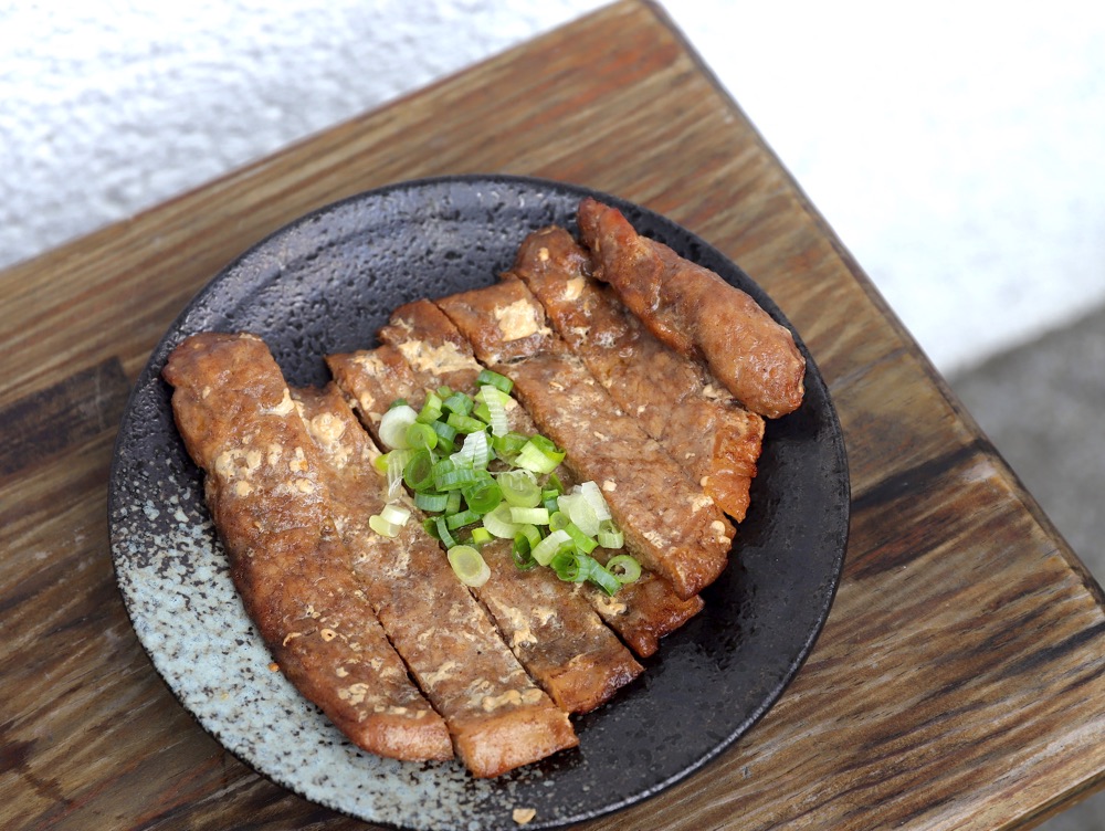 當月麵店：隱身於台南東區成功大學巷弄的純白文青麵店/自動化點餐機方便又安心/清爽家常美味麵館/水餃全台宅配