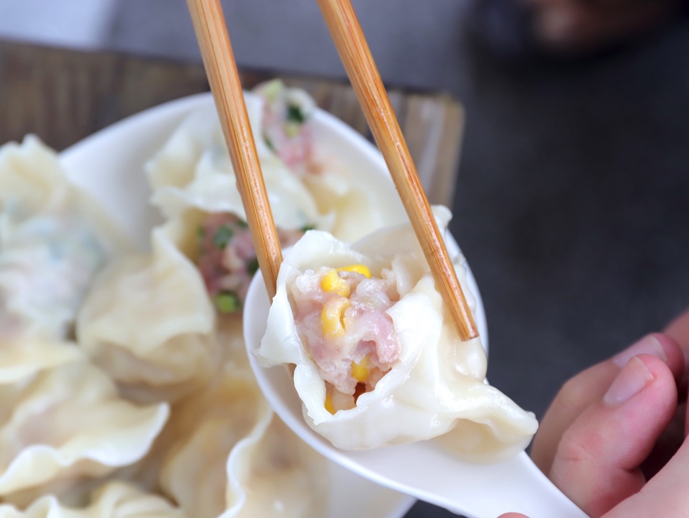當月麵店：隱身於台南東區成功大學巷弄的純白文青麵店/自動化點餐機方便又安心/清爽家常美味麵館/水餃全台宅配