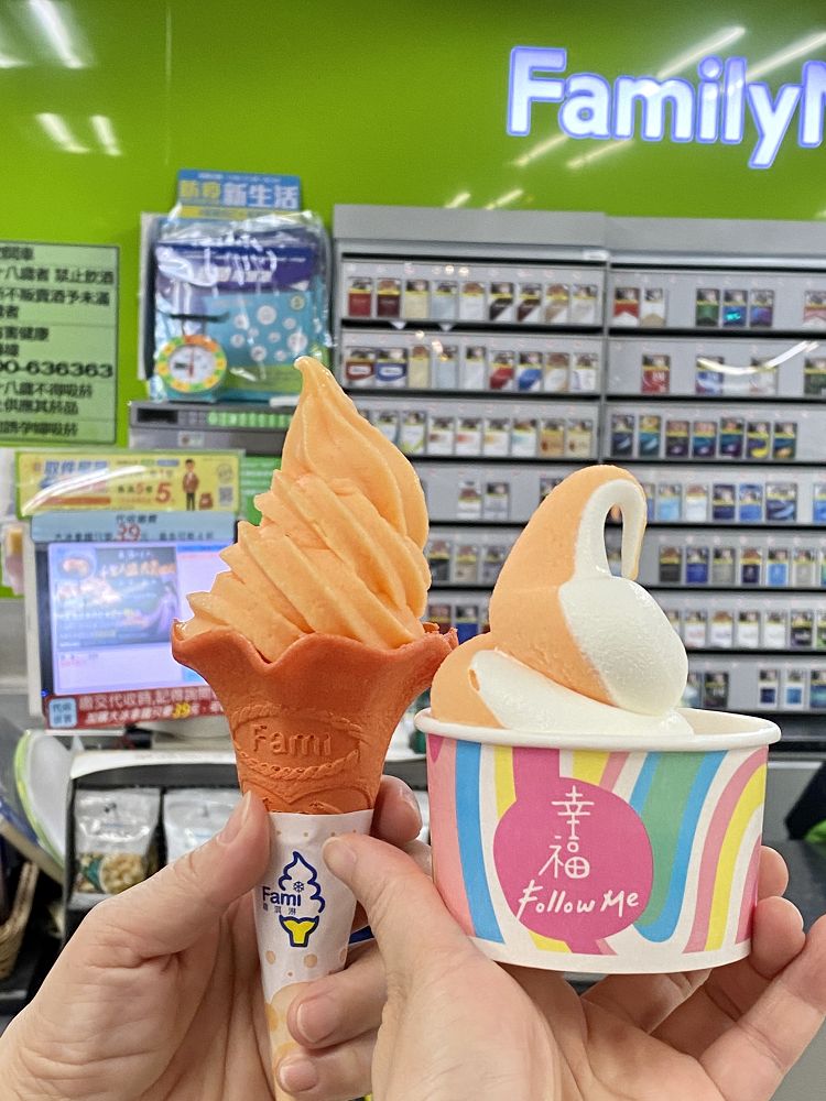 全家便利超商推出新口味霜淇淋~期間限定!日日蜜柑霜淇淋-來自日本和歌山的溫州蜜柑酸甜迷人.今夏打卡必備/全台限定30家隱藏胖胖版的圓滾滾霜淇淋.增量不加價