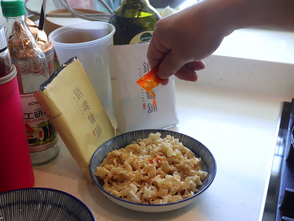 大師兄銷魂麵舖Ｘ點點心聯名推出｜讓你在家就能簡單上菜，水滾放麵.麵好撈起拌醬，輕鬆吃好麵，全天24小時美味不打烊｜全台宅配｜限期團購