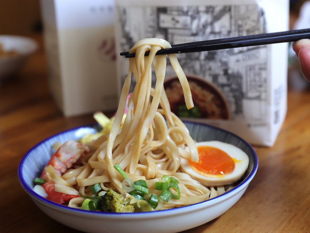 大師兄銷魂麵舖Ｘ點點心聯名推出｜讓你在家就能簡單上菜，水滾放麵.麵好撈起拌醬，輕鬆吃好麵，全天24小時美味不打烊｜全台宅配｜限期團購