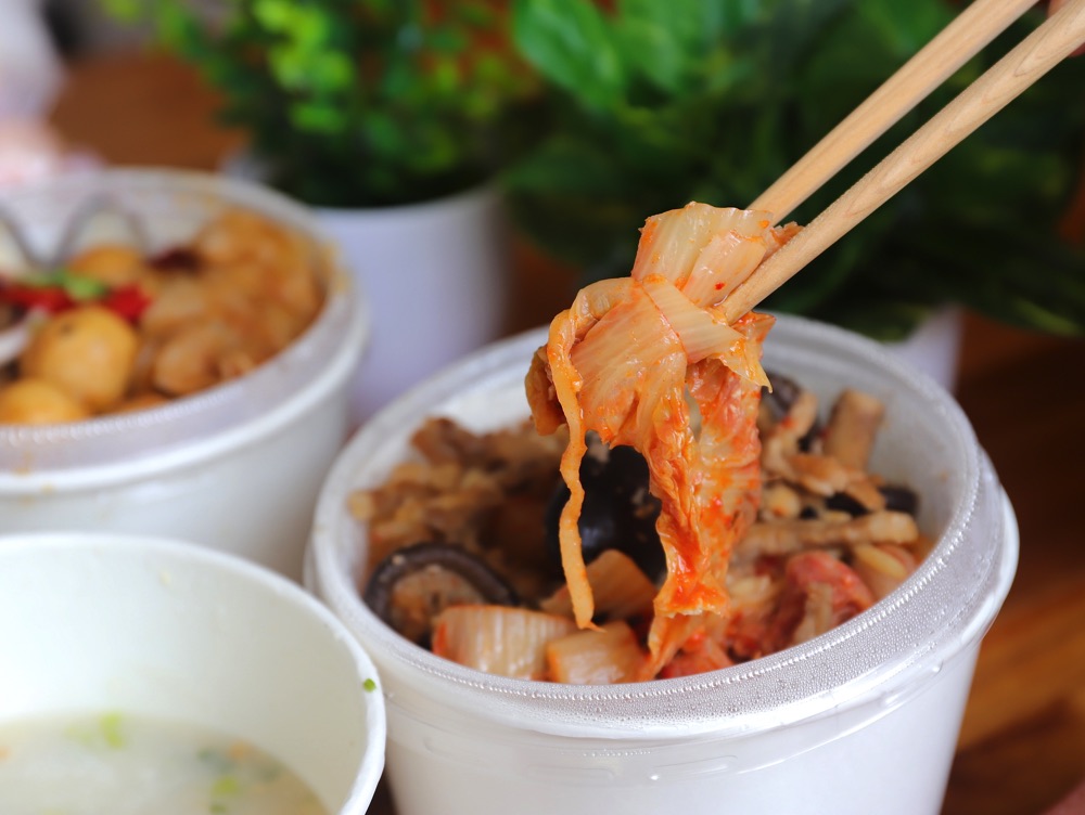 貫糜湯海鮮粥：新商品暖胃上市麻辣鴨血魚蛋超創意口味.暖熱麻辣超夠味不定期營業的攝影師粥店.想吃要憑運氣近河樂廣場.台南海鮮粥推薦