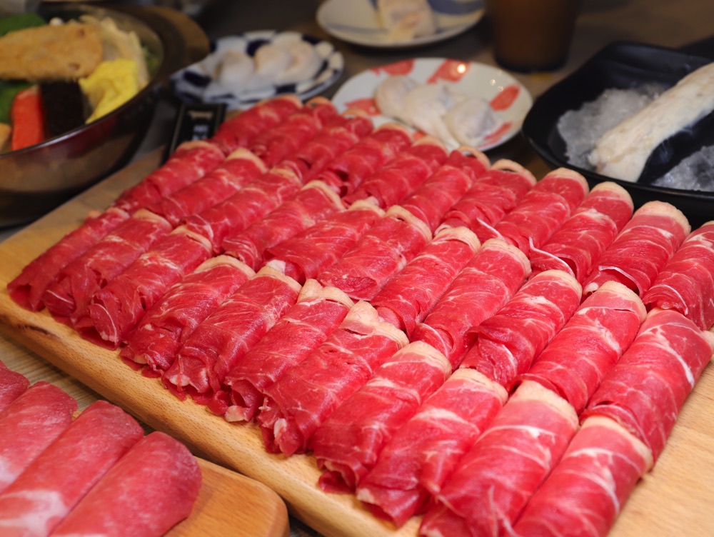 富士匠鍋物-台南湖美店：巨無霸肉盤出現啦!壽星用餐還能增量20%肉量.讓你開心吃肉慶生趣/888元海陸雙人套餐超大份量澎湃上桌/滿額還送餐點兌換券/台南火鍋聚餐餐廳推薦