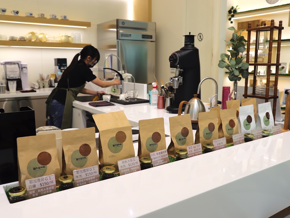 穎可達咖啡台南仁和門市：位於豪宅大樓的專業咖啡烘焙餐廳.聞著咖啡香.品著精緻料理和甜點/給你一個世外桃源的悠閒感~/電視劇斯卡羅.茶金聯名咖啡周邊產品/台南咖啡廳午茶餐廳推薦/場地包場