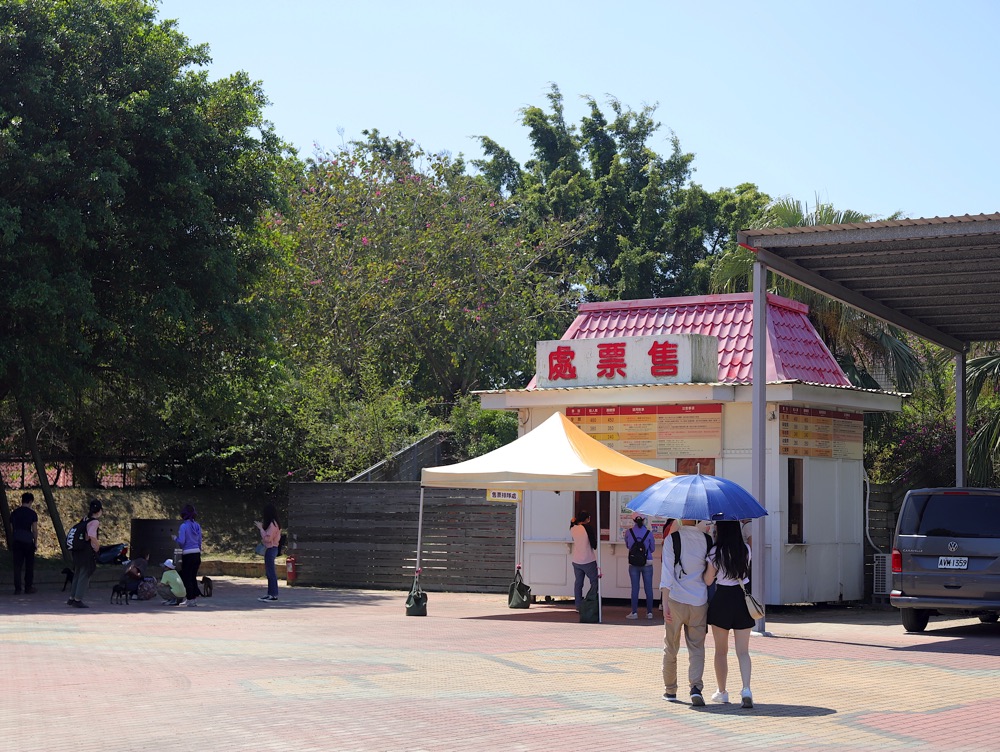 頑皮世界野生動物園：台南學甲區必遊景點.南臺灣最大動物園.可近距離餵食動物.帶小朋友來玩最佳遊樂天地/台南必玩必逛景點推薦/提早預約限定-水豚餵食互動體驗.小小獸醫體驗營