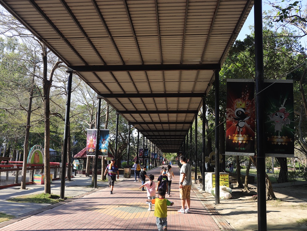 頑皮世界野生動物園：台南學甲區必遊景點.南臺灣最大動物園.可近距離餵食動物.帶小朋友來玩最佳遊樂天地/台南必玩必逛景點推薦/提早預約限定-水豚餵食互動體驗.小小獸醫體驗營