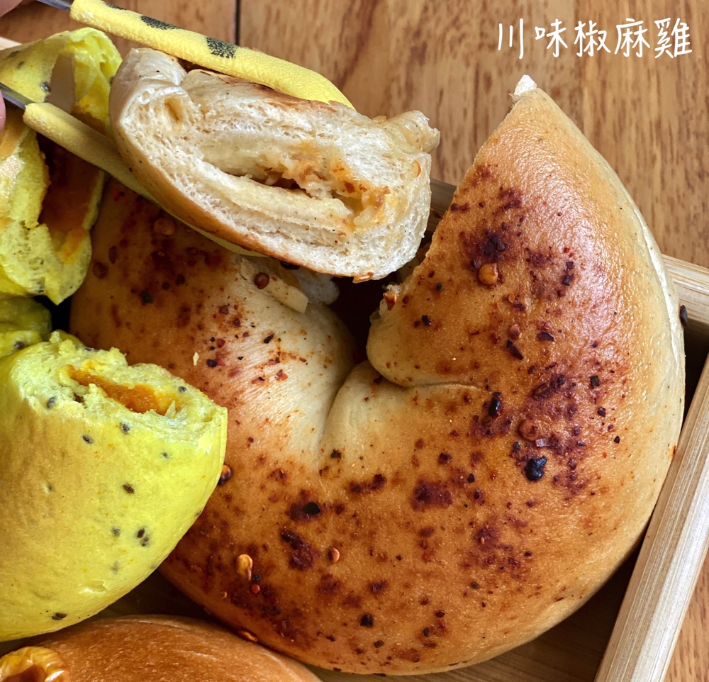 團購美食開箱|查理布朗水嫩貝果/明太子湯普森軟麵包/厚片貓吐司：全台團購超夯美食/冷熱都好吃的水嫩系Q彈貝果/滿滿日本明太子/超萌貓咪吐司早餐必備/超優惠組合在這
