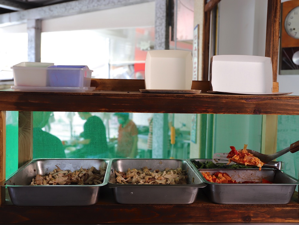 東山威記:台南東山必吃美食.在地人的米飯食堂.燻鴨飯搭配手工紅蔥頭酥超美味.超大支排骨湯讓人驚艷
