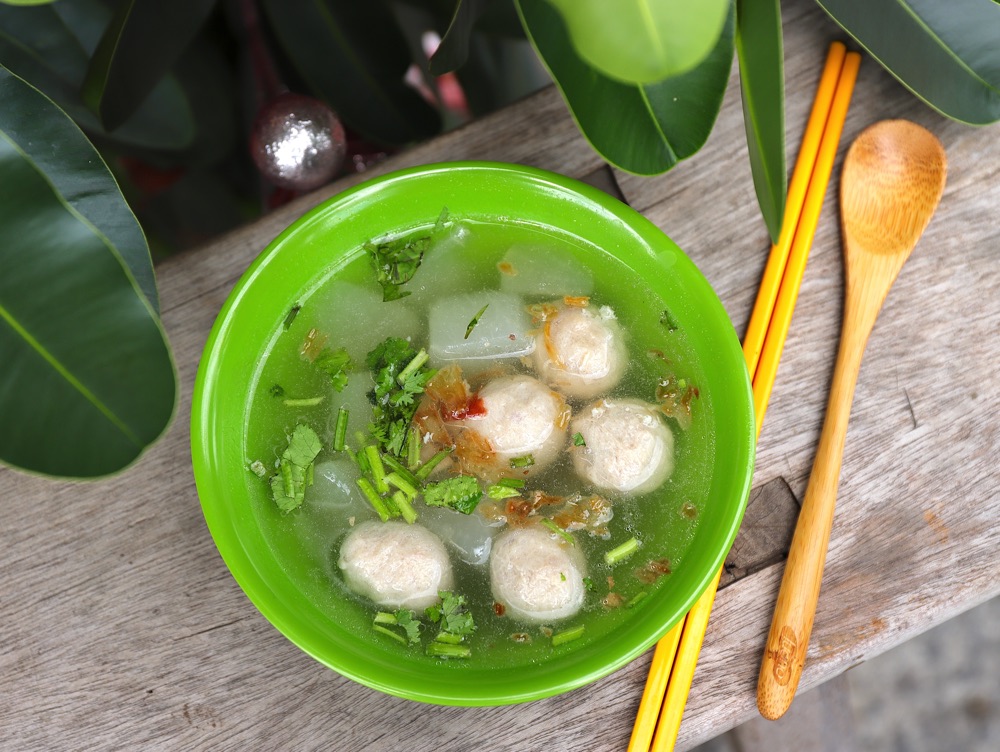 東山威記:台南東山必吃美食.在地人的米飯食堂.燻鴨飯搭配手工紅蔥頭酥超美味.超大支排骨湯讓人驚艷