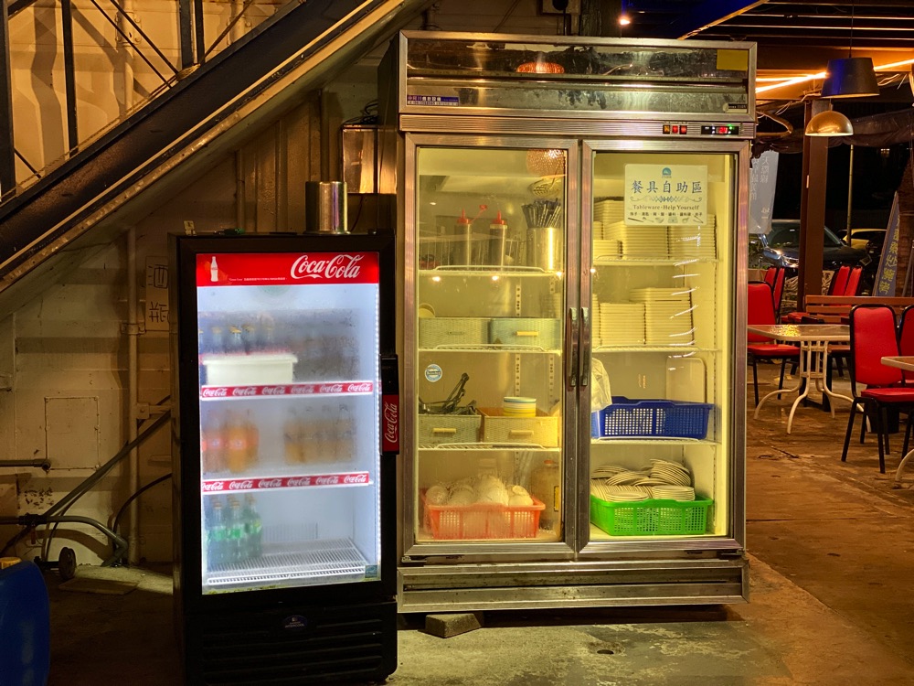 請上桌國際港灣：台南安平的半露天戶外燒烤餐廳/全自動烤肉架超方便.坐著等吃就好/另有小炒.台南辦桌師傅手路菜/親子聚餐餐廳推薦