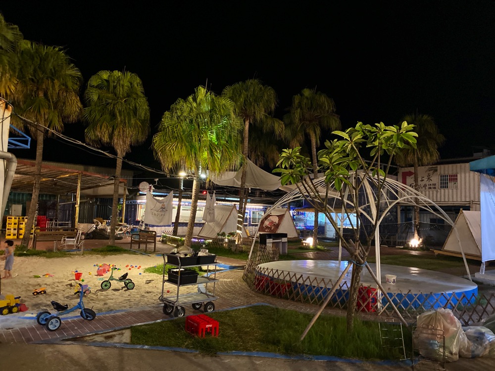請上桌國際港灣：台南安平的半露天戶外燒烤餐廳/全自動烤肉架超方便.坐著等吃就好/另有小炒.台南辦桌師傅手路菜/親子聚餐餐廳推薦