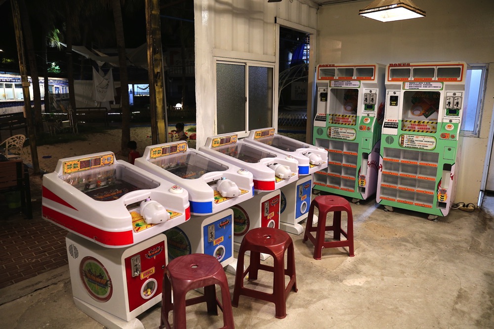 請上桌國際港灣：台南安平的半露天戶外燒烤餐廳/全自動烤肉架超方便.坐著等吃就好/另有小炒.台南辦桌師傅手路菜/親子聚餐餐廳推薦