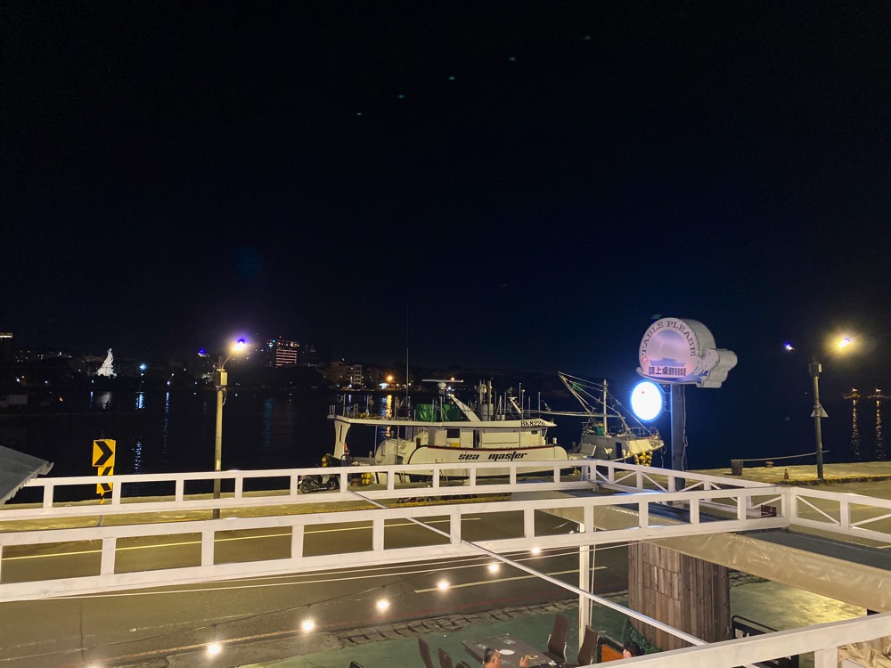 請上桌國際港灣：台南安平的半露天戶外燒烤餐廳/全自動烤肉架超方便.坐著等吃就好/另有小炒.台南辦桌師傅手路菜/親子聚餐餐廳推薦