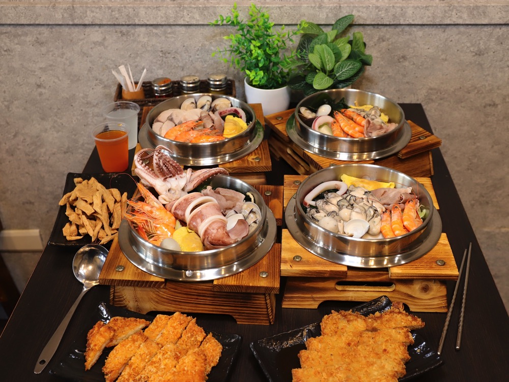 家遇鮮海鮮鍋燒專賣（林森店）:高雄超人氣鍋燒麵來台南啦!超浮誇爆量海鮮蓋住整個大碗公.不虧是東港海鮮直營送達