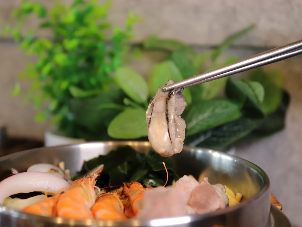 家遇鮮海鮮鍋燒專賣（林森店）:高雄超人氣鍋燒麵來台南啦!超浮誇爆量海鮮蓋住整個大碗公.不虧是東港海鮮直營送達