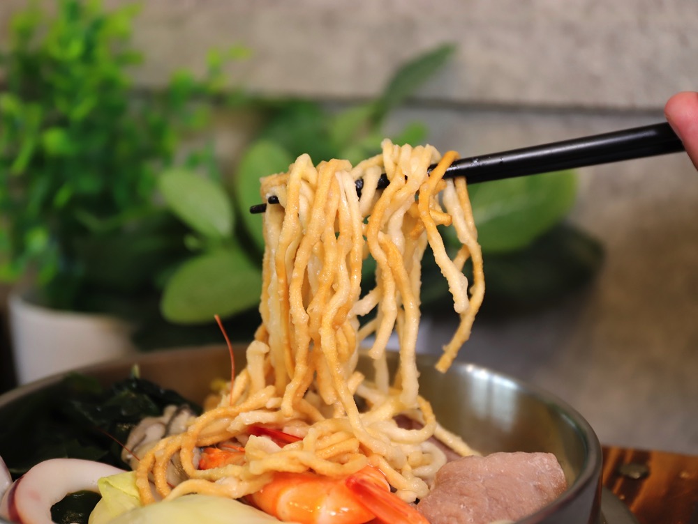 家遇鮮海鮮鍋燒專賣（林森店）:高雄超人氣鍋燒麵來台南啦!超浮誇爆量海鮮蓋住整個大碗公.不虧是東港海鮮直營送達