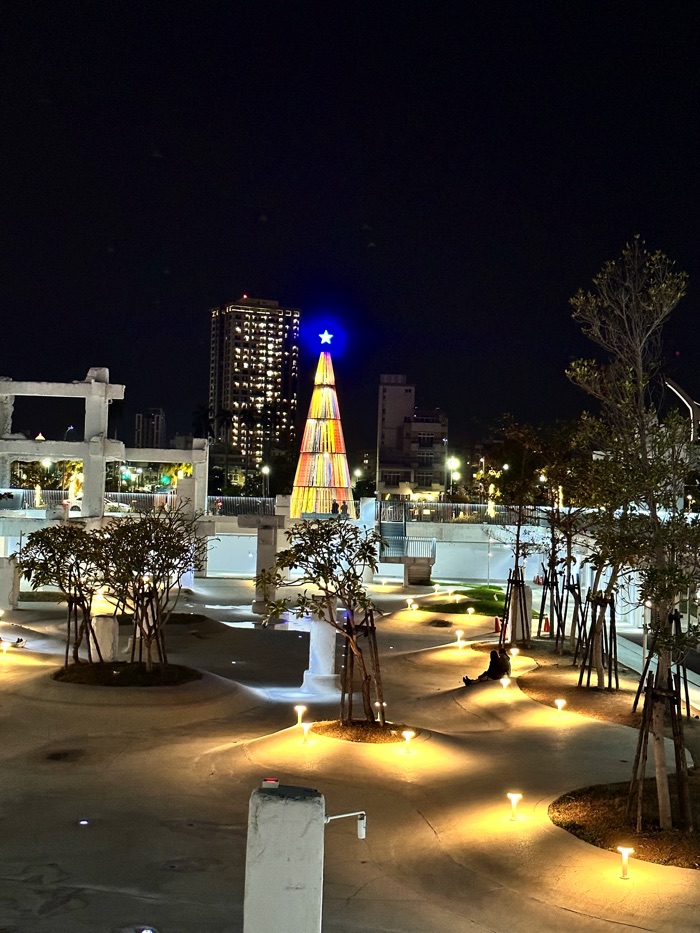 2022台南聖誕燈節 光之聖誕-愛無限：來台南河樂廣場參加聖誕樹點燈市集吧！