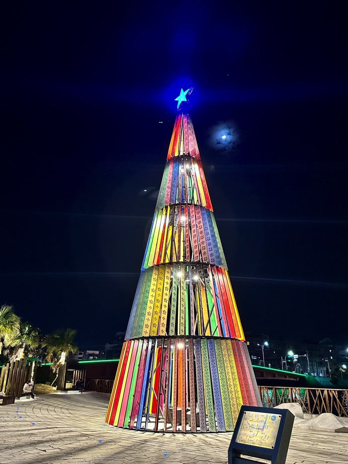2022台南聖誕燈節 光之聖誕-愛無限：來台南河樂廣場參加聖誕樹點燈市集吧！