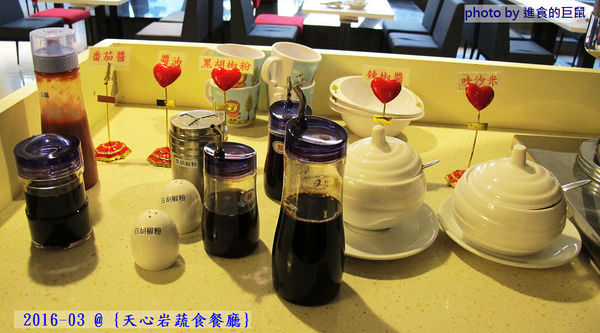天心岩蔬食餐廳：（台南。南區美食）『天心岩蔬食餐廳』精緻不凡的蔬食吃到飽。用獨出心裁的料理手法，顛覆您對素食的刻板印象！一起來健康吃蔬食，開心享受美食饗宴吧～