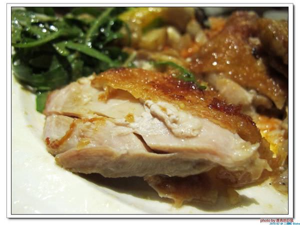 三胡町-Bistro：（台南。東區美食）三胡町-Bistro / 正餐時段提供美食套餐，深夜時段_搖身一變為老屋酒吧，提供宵夜美酒。/下班後小聚吃宵夜的好地方！