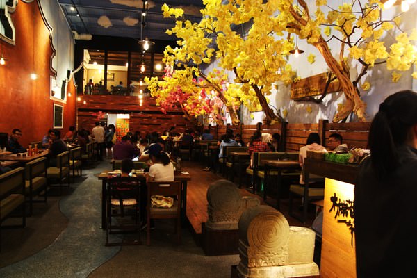 夢東籬(永華店)：(台南。安平區美食){夢東籬(永華店)}咱們來去台南古城牆邊.在藍天白雲下.吃飯吧！（白飯。麻油麵線。附餐飲料。無限供應！）